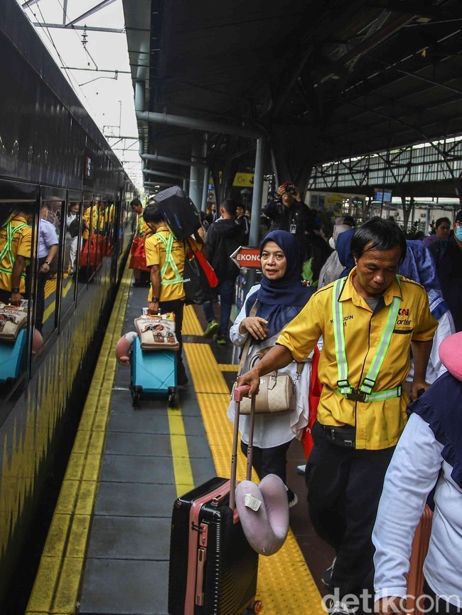 Pasar Pasar Senen Padat Penumpang Jelang Libur Panjang