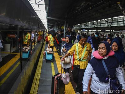 Sejumlah penumpang bersiap menaiki kereta api jarak jauh tujuan Malang di Stasiun Pasar Senen, Jakarta Pusat, Rabu (13/5/2026). Suasana stasiun tampak lebih sibuk menjelang libur panjang Kenaikan Isa Al Masih.