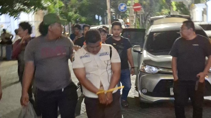 Pelaku pembunuhan satpam gedung mangkrak di Graha DST Surabaya.
