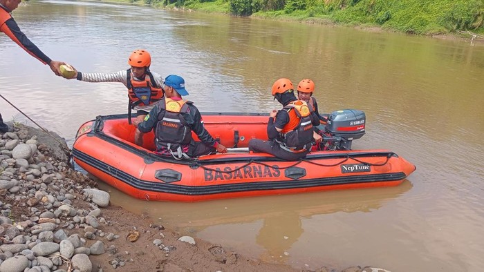 Pencarian korban hilang terseret arus.