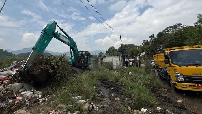 pengangkutan eceng gondok dari aliran Waduk Saguling