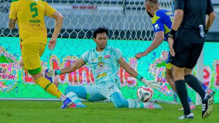 Penjaga gawang Persebaya, Andhika Ramadhani