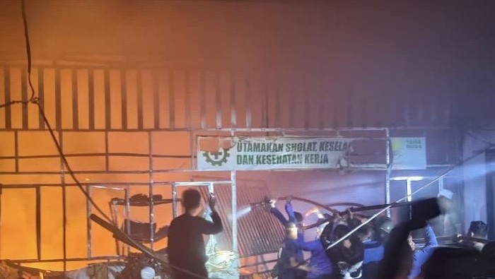 Percetakan di Bone terbakar hebat. Sebanyak 300 Al-Quran ditemukan utuh.