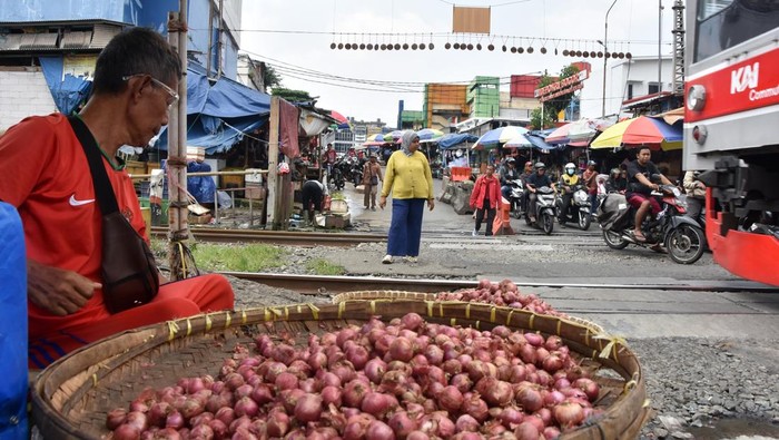 Sejumlah pengendara motor berhenti di perlintasan sebidang KRL, Jalan MA Salmun, Kelurahan Cibogor, Kota Bogor, Jawa Barat, Selasa (12/5/2026). Ditjen Perkeretaapian Kementerian Perhubungan bersama Pemerintah Kota Bogor mematangkan rencana penutupan 