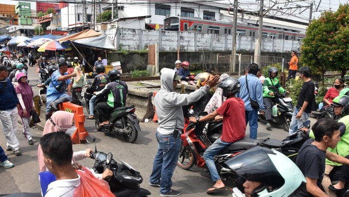 Sejumlah pengendara motor berhenti di perlintasan sebidang KRL, Jalan MA Salmun, Kelurahan Cibogor, Kota Bogor, Jawa Barat, Selasa (12/5/2026). Ditjen Perkeretaapian Kementerian Perhubungan bersama Pemerintah Kota Bogor mematangkan rencana penutupan perlintasan sebidang KRL khususnya di Jalan MA Salmun atau Pasar Anyar, Kota Bogor untuk meningkatkan keselamatan dan mengurangi kemacetan dengan penyiapan opsi rekayasa lalu lintas, pembangunan jembatan penyeberangan orang, dan memaksimalkan underpass Kebon Pedes. ANTARA FOTO/Arif Firmansyah/sgd