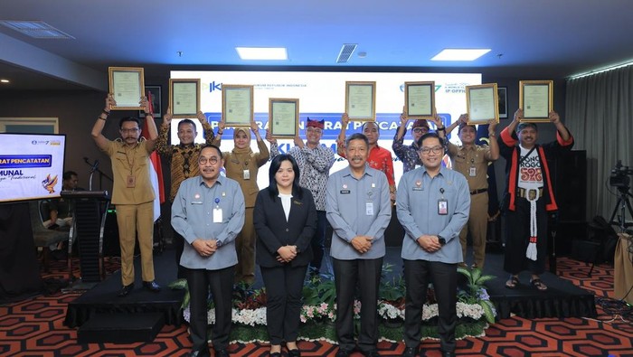 Perwakilan dari Dinas Kebudayaan dan Pariwisata Banyuwangi saat menerima sertifikat KIK tersebut