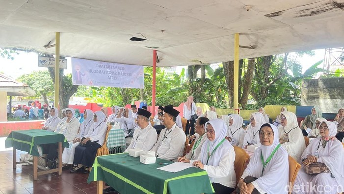 Peserta sekolah lansia di Kelurahan 20 Ilir I