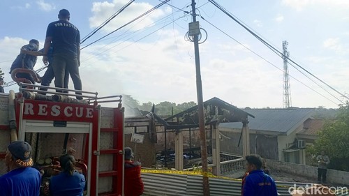 Petugas memadamkan api di Panti Asuhan  Holy Angel Katolik, Rabu (13/5/2026).