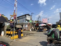 Cerita di Balik Gerobak Martabak Tutup Perlintasan Kereta Sukabumi