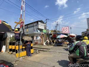 Cerita di Balik Gerobak Martabak Tutup Perlintasan Kereta Sukabumi