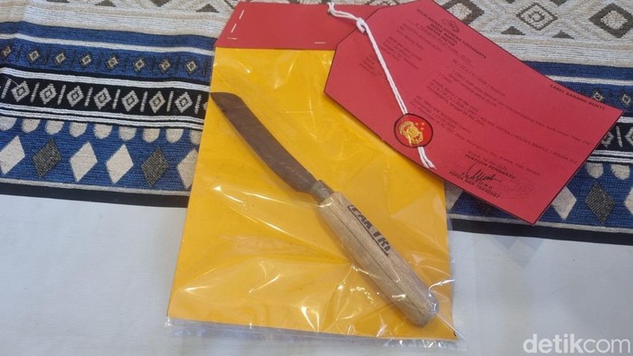 Penampakan pisau yang pelaku gunakan untuk menggorok leher suaminya di kamar losmen kawasan Parangtritis, Bantul.