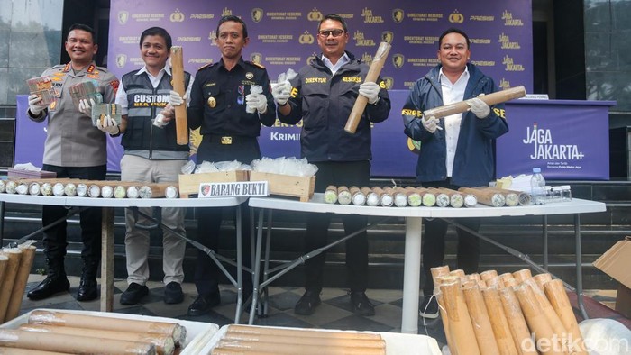Dirreskrimsus Polda Metro Jaya Kombes Victor Dean Mackbon mengungkap kasus penyelundupan merkuri dalam konferensi pers di Mapolda Metro Jaya, Jakarta, Rabu (13/5/2026). Kejadian tersebut terkuak pada pada 21 April 2026 di Posko Pemeriksaan Bea dan Cu