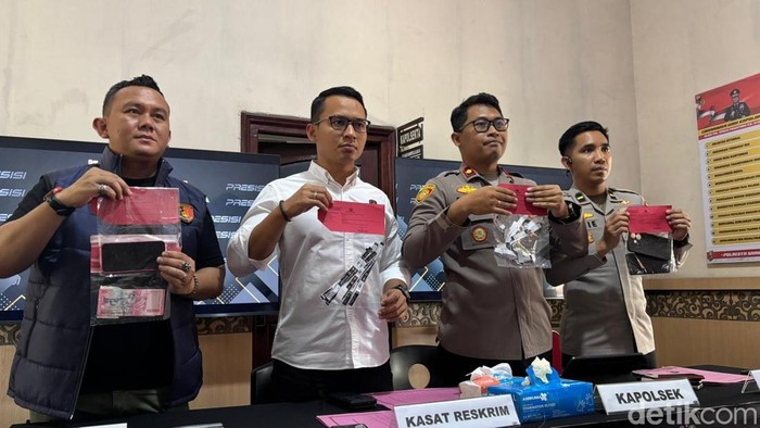 Polisi melakukan konferensi pers pengungkapan penjualan tiket palsu laga Persija vs Persib di Stadion Segiri Samarinda.