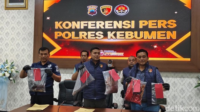 Polisi menggelar pers rilis kasus pembunuhan istri dan mertua di Kebumen, Rabu (13/5/2026) sore.