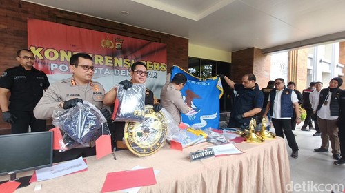 Polisi menunjukkan barang bukti seperti atribut FBI, komputer, dan dokumen latihan dalam konferensi pers di Mapolresta Denpasar, Rabu (13/5/2026).