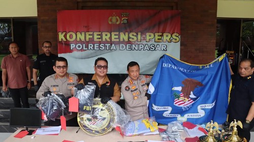 Polisi menunjukkan barang bukti seperti atribut FBI, komputer, dan dokumen latihan dalam konferensi pers di Mapolresta Denpasar, Rabu (13/5/2026). Dok: Polresta Denpasar