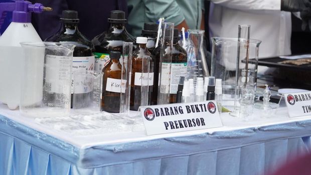 Polres Bogor menangkap pegawai kecamatan berinisial AW karena penyalahgunaan narkoba. AW sudah menggunakan sabu sejak 2024 dan kini menjalani rehabilitasi. (dok Istimewa)