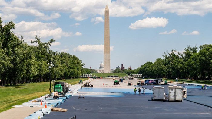 Workers continue painting the Lincoln Memorial Reflecting Pool blue in Washington, D.C., U.S., May 10, 2026. REUTERS/Annabelle Gordon