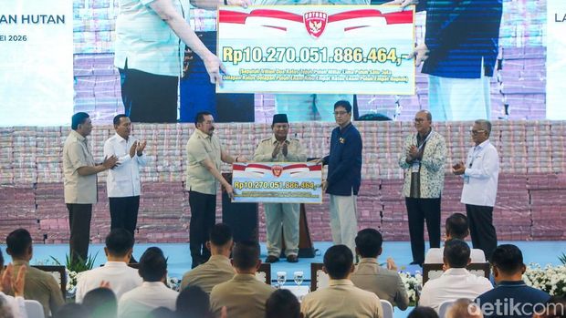 Presiden Republik Indonesia Prabowo Subianto menghadiri penyerahan uang rampasan hasil kerja Satuan Tugas Penertiban Kawasan Hutan (Satgas PKH) di Kejaksaan Agung, Jakarta, Rabu (13/5/2026).Dalam acara tersebut, Jaksa Agung ST Burhanuddin menyerahkan dana hasil penertiban kawasan hutan kepada Menteri Keuangan Purbaya Yudhi Sadewa. Nilai uang yang diserahkan mencapai Rp10,2 triliun.