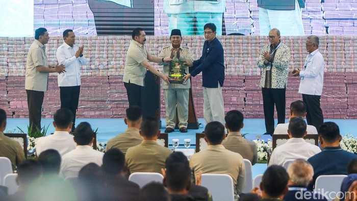 Presiden Republik Indonesia Prabowo Subianto menghadiri penyerahan uang hasil penertiban kawasan hutan senilai Rp10,2 triliun di kompleks Kejaksaan Agung Republik Indonesia, Jakarta, Rabu (13/5/2026). Kehadiran Prabowo menjadi simbol dukungan pemerintah terhadap upaya penegakan hukum dan pemulihan aset negara di sektor kehutanan.