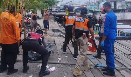 Proses evakuasi pria tanpa identitas yang ditemukan meninggal dunia dalam kondisi mengambang di kawasan Dermaga Barat Pelabuhan Benoa, Denpasar Selatan, Rabu (13/5/2026). 
Dok: Tangkapan layar Instagram @bpbd_denpasarkota