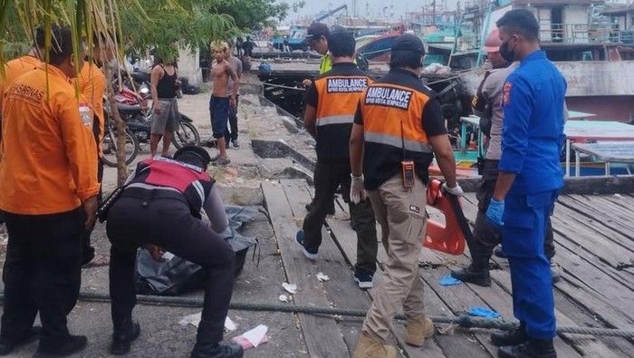 Proses evakuasi pria tanpa identitas yang ditemukan meninggal dunia dalam kondisi mengambang di kawasan Dermaga Barat Pelabuhan Benoa, Denpasar Selatan, Rabu (13/5/2026). 
Dok: Tangkapan layar Instagram @bpbd_denpasarkota