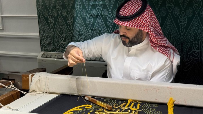 Pekerja menyulam kain kiswah dengan benang emas di King Abdulaziz Complex, Kota Makkah, Arab Saudi, Selasa (12/5/2026). Pabrik yang telah memproduksi kiswah untuk Ka'bah berturut-turut sekitar 100 tahun tersebut juga memproduksi kiswah yang dibuat untuk menutupi makam Nabi Muhammad SAW di Madinah. ANTARA FOTO/Citro Atmoko/app/kye