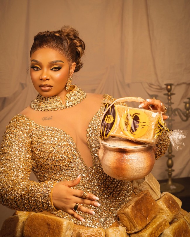 Ratu kecantikan yang juga bintang realiti tersebut bikin netizen laper saat hadir bersama 500 roti tawar di acara Africa Magic Viewers’ Choice Awards (AMVCA). Sekilas busananya seperti hasil AI.Foto: Instagram @queenmercyatang