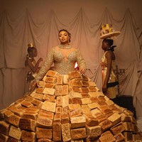 Konsep roti ini bukan dihadirkan tanpa alasan. Gaun  rancangan Toyin Lawani dari Tiannahs Empire itu memang sekaligus untuk mempromosikan bisnisnya sendiri, toko kue Swit Cakes & Desserts.Foto: Instagram @queenmercyatang