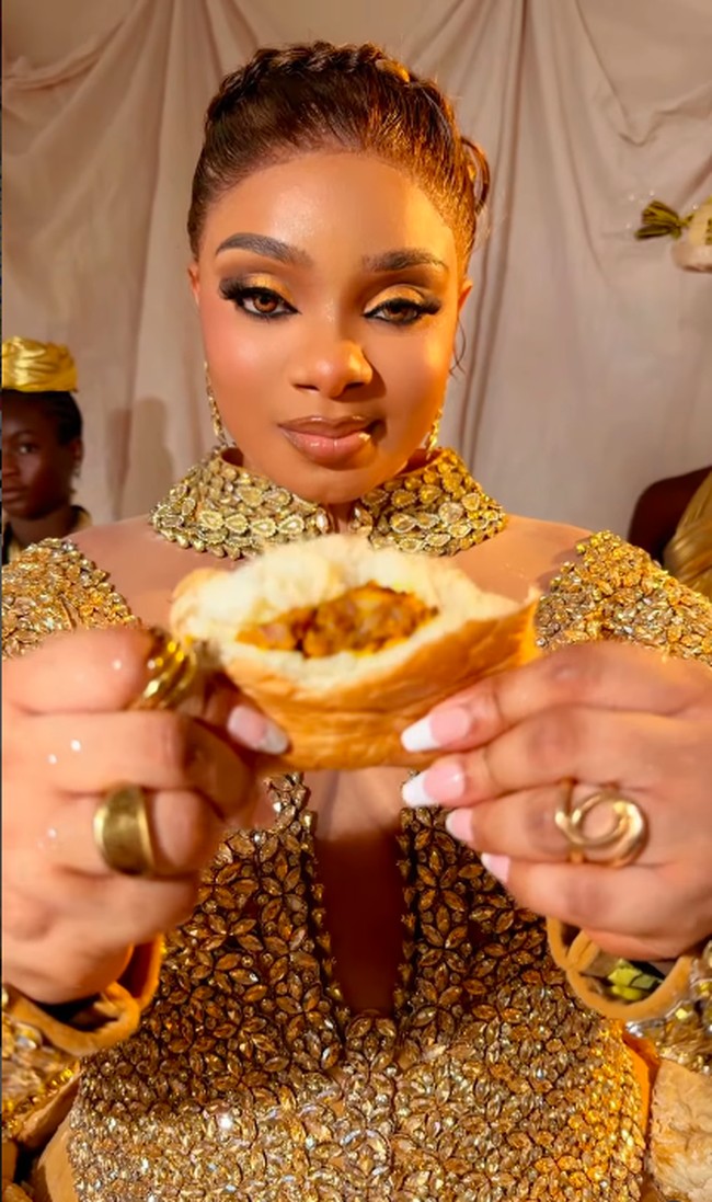 Queen Mercy Atas populer setelah tampil di musim ke-6 Big Brother: Naija pada 2021. Sebelumnya ia merupakan Miss Nigeria International 2015. Foto: Instagram @queenmercyatang