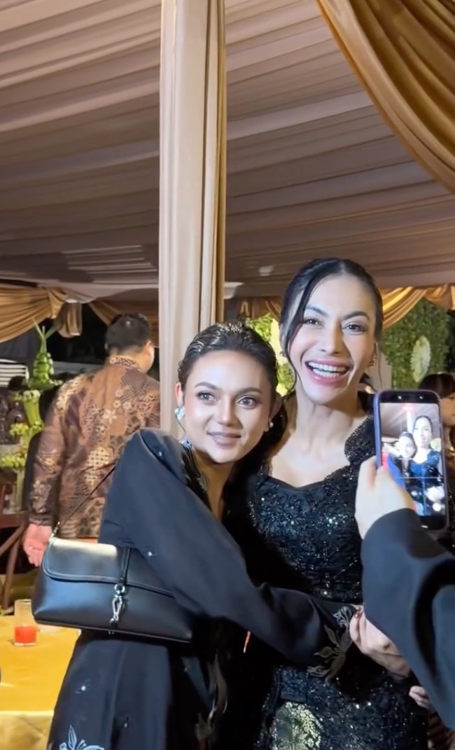 Momen Kocak Pertemuan Rina Nose & Denada, Jadi Ajang 'Adu Hidung'