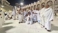Pedangdut berusia 29 tahun itu menggantikan ayah yang meninggal. Ayah Rizki dan Ridho DA, Abdul Muthalib Pily meninggal dunia pada 21 Mei 2021. Foto: Instagram @ da2_rizki123