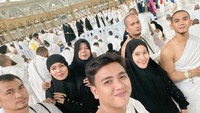 Kini rombongan sudah tiba di Makkah dan mulai menjalankan rangkaian ibadah sunah jelang menunaikan ibadah haji. Foto: Instagram @ da2_rizki123