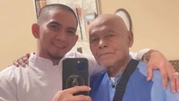 Senyum Rizki DA bersama salah satu teman satu kamarnya. Foto: Instagram @ da2_rizki123