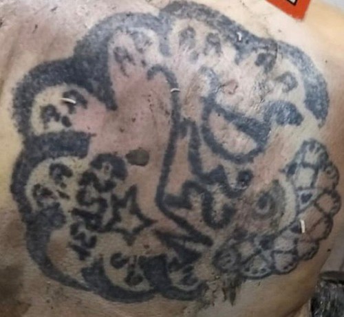 Salah satu tato di tubuh jasad mister X yang terkubur di lahan kosong di Desa Darmasaba, Badung, jadi satu petunjuk pengungkapan kasus ini. (Istimewa)