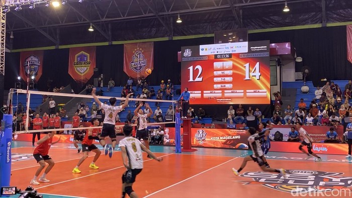 Laga antara DPUPR Alib Grobogan vs Surabaya Samator di GOR Samapta, Kecamatan Magelang Utara, Kota Magelang, Rabu (13/5/2026)