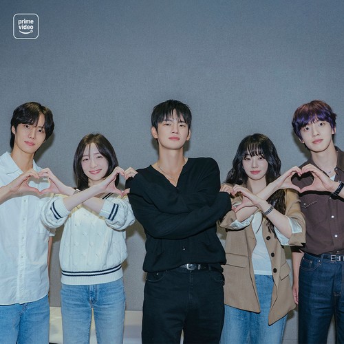 Pemain drama Korea See You At Work Tomorrow! di sesi reading naskah perdana.