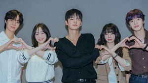 Drakor See You At Work Tomorrow! diadaptasi dari webtoon berjudul sama, berkisah tentang pegawai kantoran yang kariernya mentok setelah 7 tahun kerja. Pemeran utamanya (ki-ka): Choi Kyung Hoon, Park Ji Hyun, Seo In Guk, Kang Mina, dan Won Gyu Bin. (Foto: dok. Prime Video)