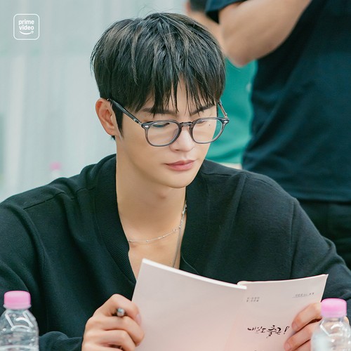 Pemain drama Korea See You At Work Tomorrow! di sesi reading naskah perdana.