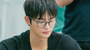 Seo In Guk memerankan Kang Si Woo, bos nyebelin di kantor. Dia dikenal dengan julukan 3 No Man karena jarang senyum, gak ada yang mau deketin, dan si paling ogah minta maaf. Tapi tentu saja karakter dia gak sebatas itu. (Foto: dok. Prime Video)