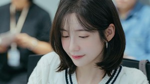 Park Ji Hyun memerankan Cha Ji Yoon, anak buah Kang Si Woo yang udah kerja selama 7 tahun. Sekarang dia ngalamin burnout banget dengan kenyataan. (Foto: dok. Prime Video)