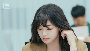 Kang Mina memerankan Yoon No Ah, salah satu pegawai di kantor yang sama. See You At Work Tomorrow! jadi karya selanjutnya dari member I.O.I itu setelah debut If Wishes Could Kill di Netflix belum lama ini. (Foto: dok. Prime Video)