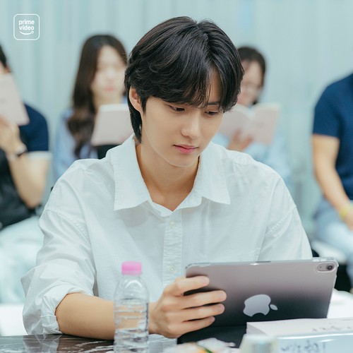 Pemain drama Korea See You At Work Tomorrow! di sesi reading naskah perdana.