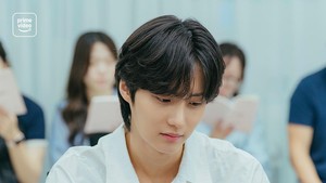 Choi Kyung Hoon akan memainkan karakter vokalis band bernama Jo Ga Eul. Gimana keterlibatannya dalam dinamika perkantoran ini masih belum terungkap. (Foto: dok. Prime Video)