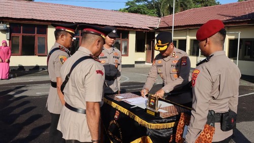 Kapolres Dompu AKBP Sodikin Fahrojin Nur saat upacara Sertijab PJU yang diganti.