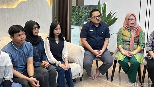 Siswi SMAN 1 Pontianak peserta Lomba Cerdas Cermat (LCC) Empat Pilar MPR RI, Josepha Alexandra atau Ocha berterima kasih atas dukungan yang diberikan masyarakat. (tengah) (Adhfar/detikcom).