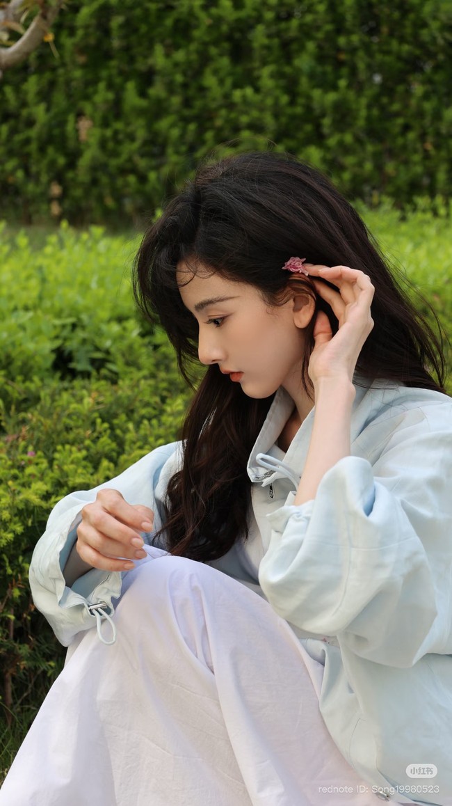 Banyak fans mengungkapkan keprihatinan pada Song Zu Er. “Melihat kakinya jujur membuatku sedih. Bagaimana dia bisa memiliki cukup kekuatan untuk syuting drama seperti ini?” “Standar kecantikan saat ini sangat menakutkan. Pada titik ini, itu bahkan tidak terlihat cantik lagi, hanya terlihat tidak sehat.” tulis netizen Foto: Weibo