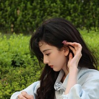 Banyak fans mengungkapkan keprihatinan pada Song Zu Er. “Melihat kakinya jujur membuatku sedih. Bagaimana dia bisa memiliki cukup kekuatan untuk syuting drama seperti ini?” “Standar kecantikan saat ini sangat menakutkan. Pada titik ini, itu bahkan tidak terlihat cantik lagi, hanya terlihat tidak sehat.” tulis netizen Foto: Weibo