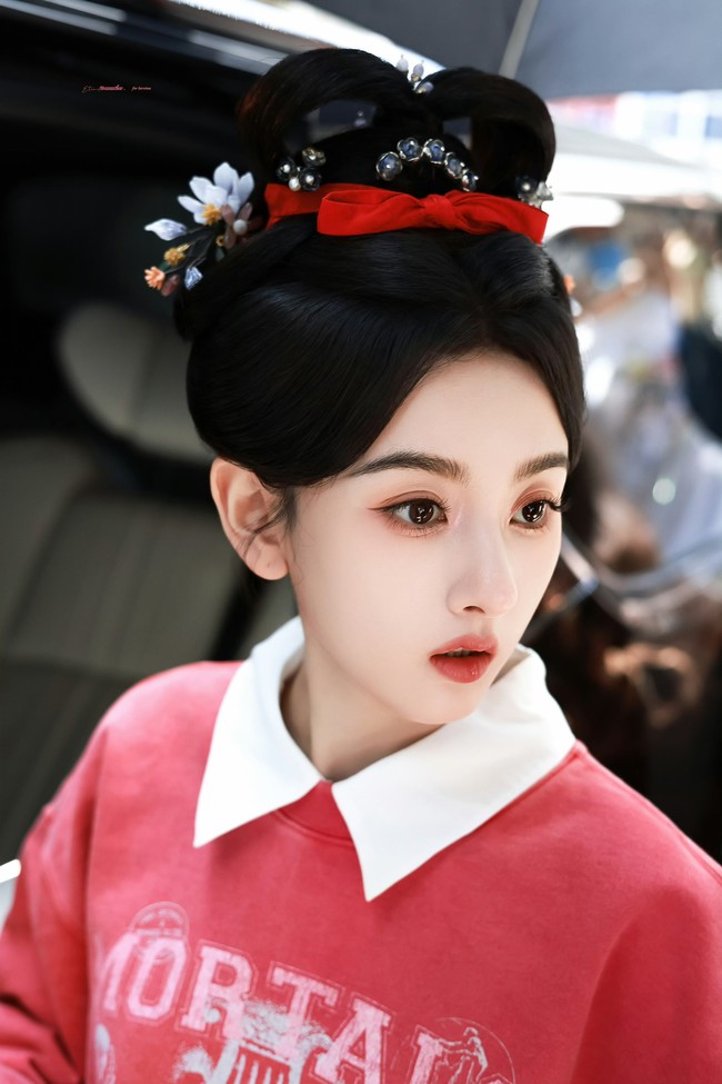 Dalam video yang viral, sang aktris tertangkap kamera oleh seorang pejalan kaki tanpa filter. Ketika itu, ia terlihat mengenakan gaya rambut drama sejarah dipadukan dengan hoodie merah dan rok pendek. Foto: Weibo