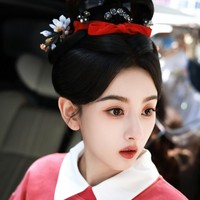 Dalam video yang viral, sang aktris tertangkap kamera oleh seorang pejalan kaki tanpa filter. Ketika itu, ia terlihat mengenakan gaya rambut drama sejarah dipadukan dengan hoodie merah dan rok pendek. Foto: Weibo